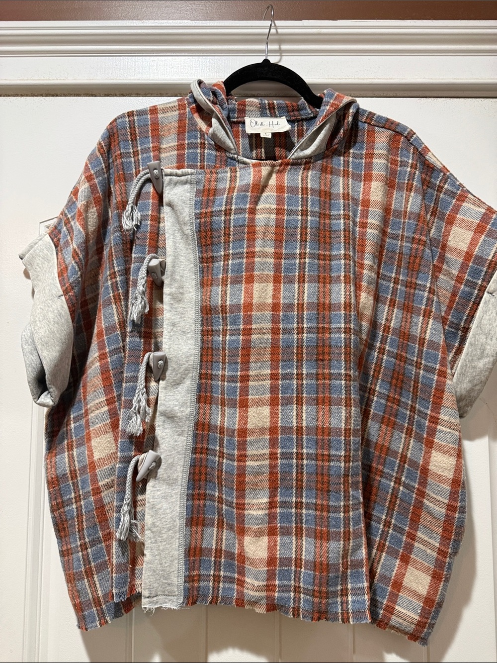 NWOT. Oli & Hali Short-Sleeve Plaid Hooded Pullover in Rust, Blue & Cream